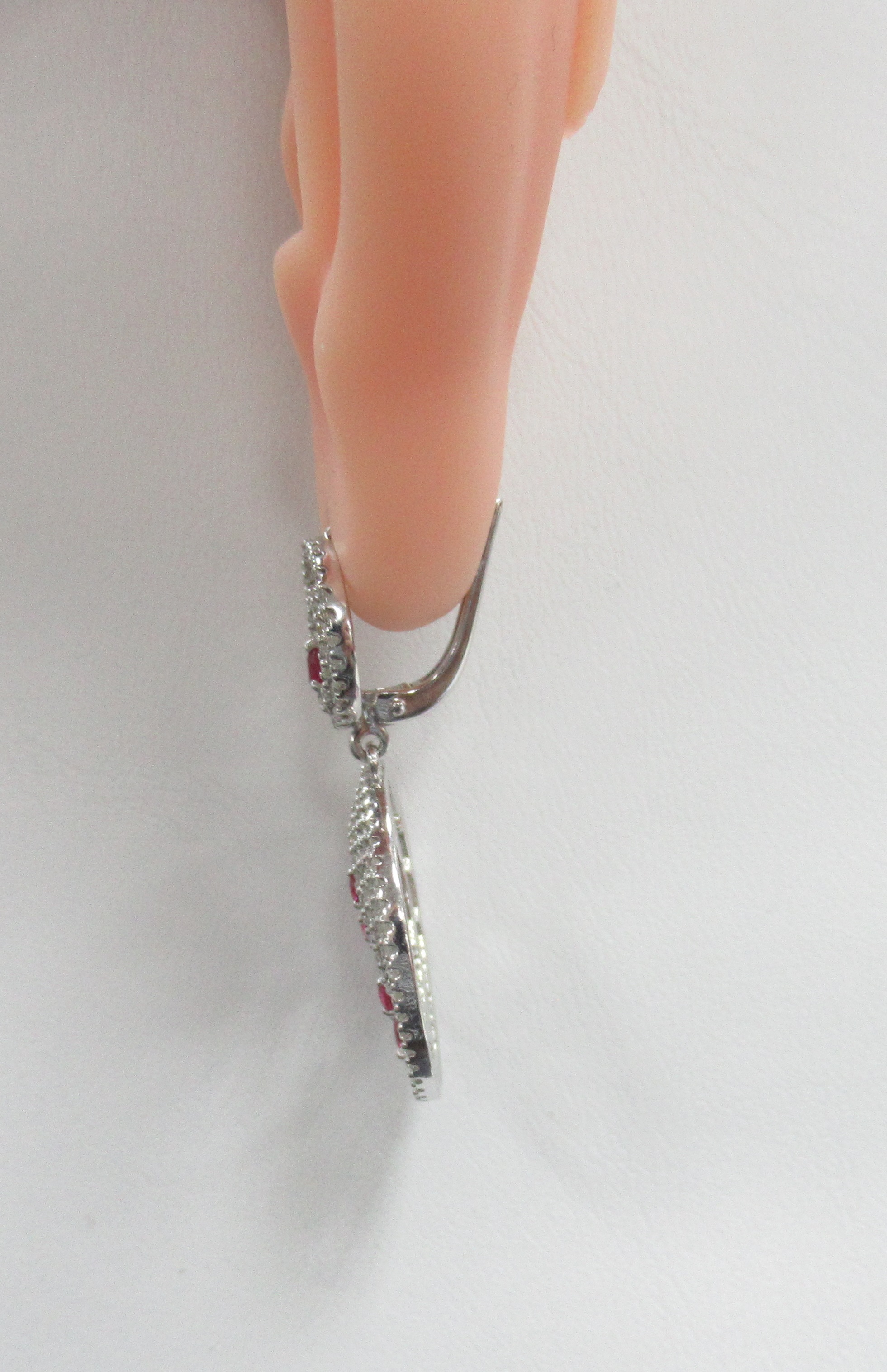 Серьги из белого золота с рубинами